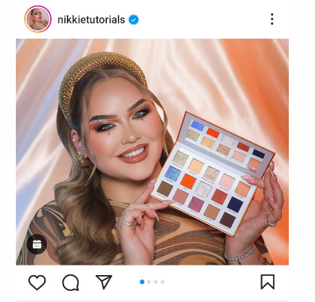 nikkie holding a makeup palette
